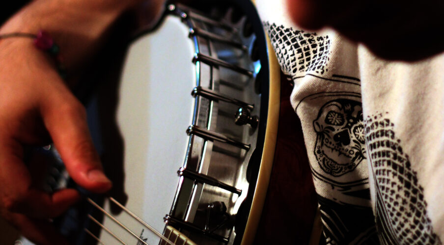 Boy On A String playing banjo guitar. Photo: Emma Marie Horn